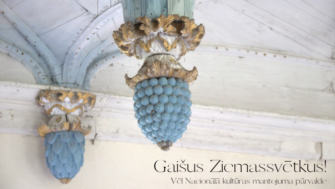 Baznīcā fotografēti dekoratīvi čiekuru formas barokāli kokgrebumi gaiši zilā un zelta krāsā.