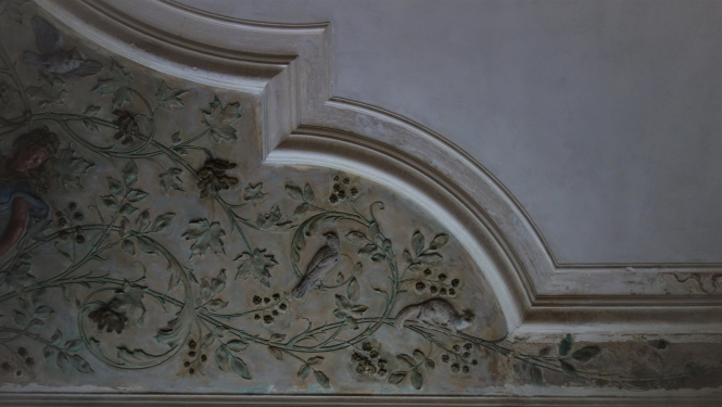 Sens griestu dekors ar augiem un putniem