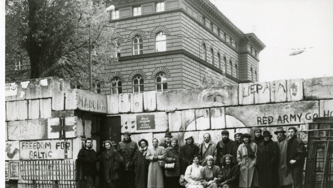 Cilvēki pie barikāžu sienas pie Saeimas