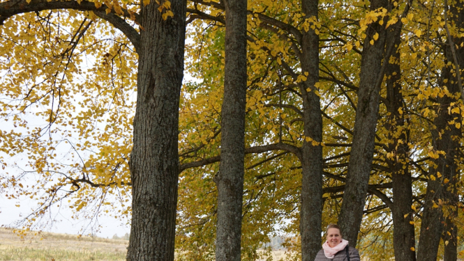 NKMP Latgales reģionālās nodaļas valsts inspektore Brigita Madelāne pie Reiku pareizticīgo baznīcas foto: kolēģe Dz.Bukeviča