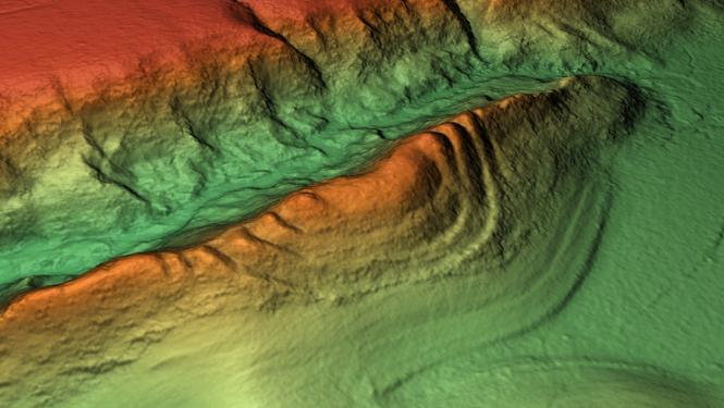 Daudzišu pilskalna (Krāslavas novada Kalniešu pagasts) trīsdimensionāls reljefa modelis skatā no DA (sagatavots no LĢIA LIDAR skenēšanas datiem; autors J.Meinerts).