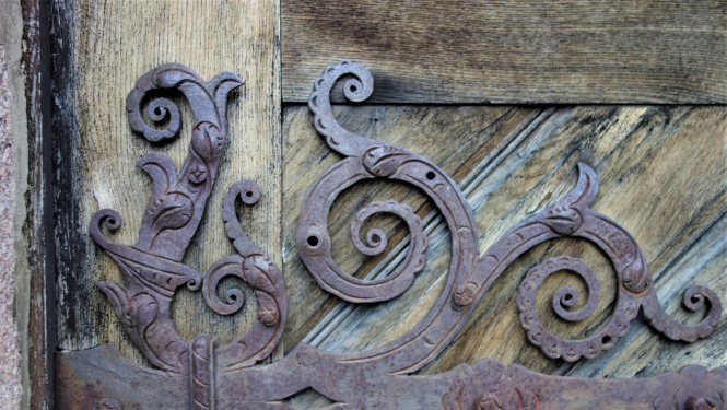 Koka durvis ar ažūru metāla apkalumu