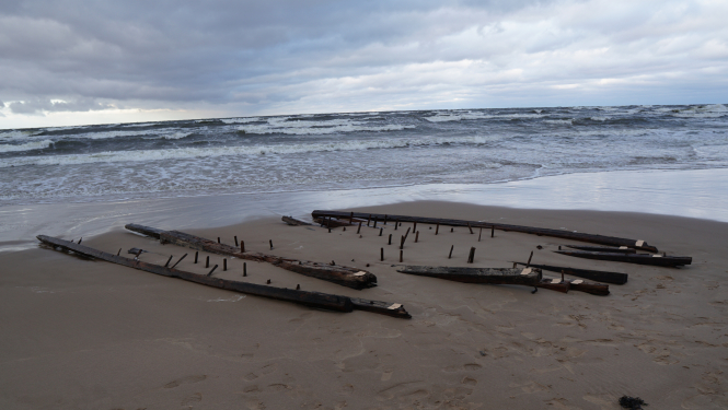 Kuģa vraka fragments jūras krastā