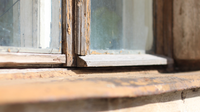 Veca koka loga apakšējā daļa ar palodzi