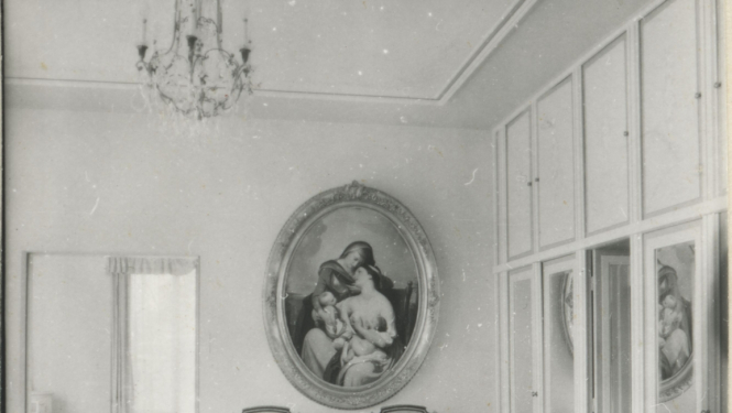 Grezns telpas interjers ar gleznu pie tālākās sienas, četriem krēsliem un sneu galdu, labajā pusē durvis.