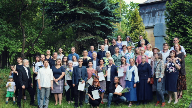 Attēlā: Apliecību saņēmēji, Latvijas Restauratoru biedrības biedri un Nacionālās kultūras mantojuma pārvaldes pārstāvji. Foto: L. L. Oše