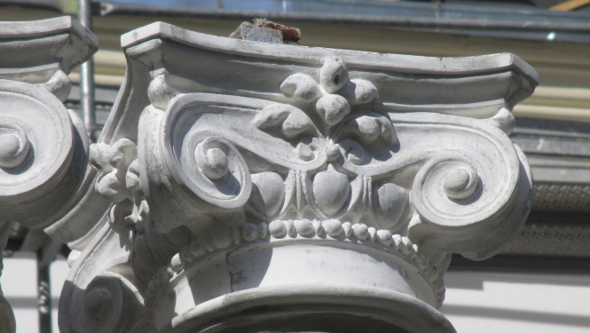 Kolonnas kapitelis restaurācijas procesā