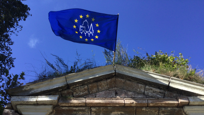 Eiropas kultūras mantojuma dienu karogs plīvo pie cietokšņa