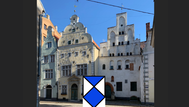 Attēlā redzams vēsturisko ēku ansamblis "Trīs brāļi" Vecrīgā, kur strādā Nacionālā kultūras mantojuma pārvalde. Fotogrāfijai centrā apakšā ir pa virsu uzlikta Hāgas konvencijā apstiprinātā zilā vairoga zīme, kas sasaucas ar raksta tēmu. "Trīs brāļiem" ar zilā vairoga zīmi ir īpaša saistība, jo vietai piešķirta prestižā "Eiropas mantojuma zīme" par kultūras mantojuma aizsardzības darbu, saglabājot Latvijas un Eiropas kultūras mantojumu Padomju okupācijas un cita politiskā spiediena apstākļos.