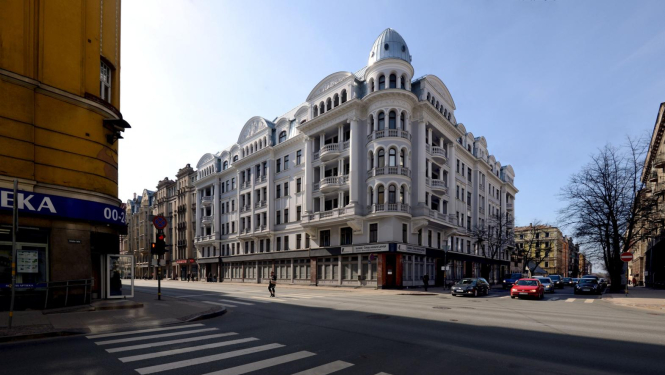 "Stūra māja" no ārpuses Brīvības ielā 61