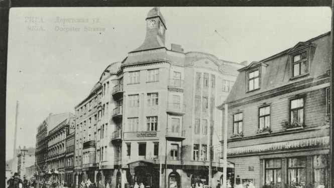 Sena fotogrāfija ar Tērbatas un Dzirnavu ielas stūri