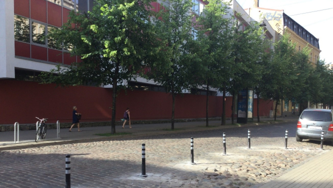 Tērbatas ielas bruģis ar ieurbtiem plastmasas stabiņiem