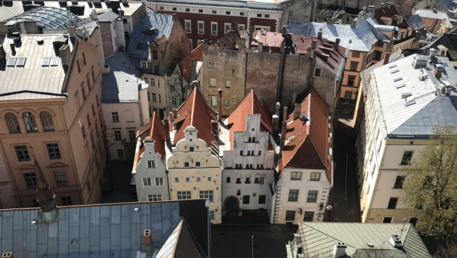 Ēku ansamblis "Trīs brāļi" - Nacionālās kultūras mantojuma pārvaldes mājvieta un vieta, kur jau daudzus gadus darbojas kultūras mantojuma aizsardzība. Skats no netālu esošās Jēkaba katedrāles torņa. Ēkas redzamas no augstuma centrā pa vidu, apkārt redzama plašāka ainava, Vecrīgas jumti.