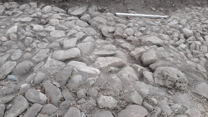 Eiropas Arheoloģijas dienās atsegtais bruģa fragments. Foto: S. Zirne