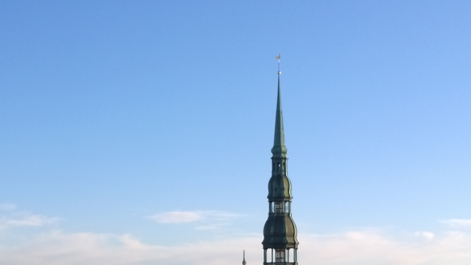 skats uz Svētā Pētera baznīcu no Doma baznīcas torņa