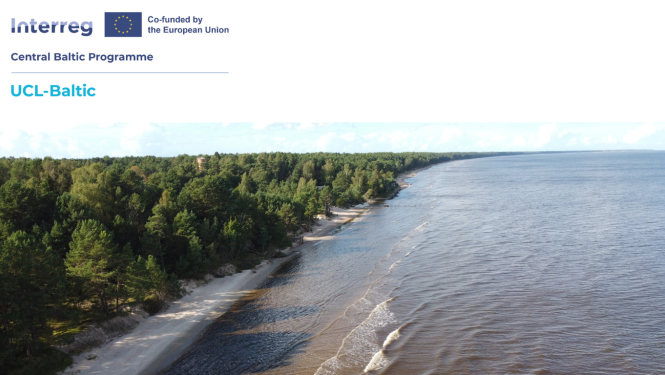 Attēla lielāko daļu aizņem pludmales skats no putna lidojuma - kreisajā pusē ir jūra ar nelieliem vilnīšiem, tad ir šaura pludmales līnija un zaļš mežs. Augšpusē aptuveni 1/3 daļu no attēla aizņem balta josla un kreisajā malā ir Eiropas programmas logo.