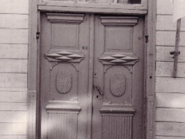 Senas koka divviru durvis