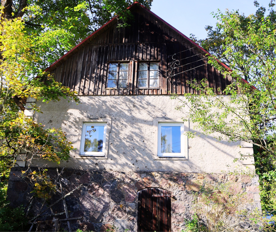 Trīs līmeņu dzirnavu māja. Pirmais līmenis ir akmens mūris, tajā ir koka durvis. Otrais līmenis ar diviem logiem ir apmests un trešais līmenis apšūts ar dēļiem, arī tur ir divi logi. Jumts divslīpju. Apkārt ir koki, māja ir sena.