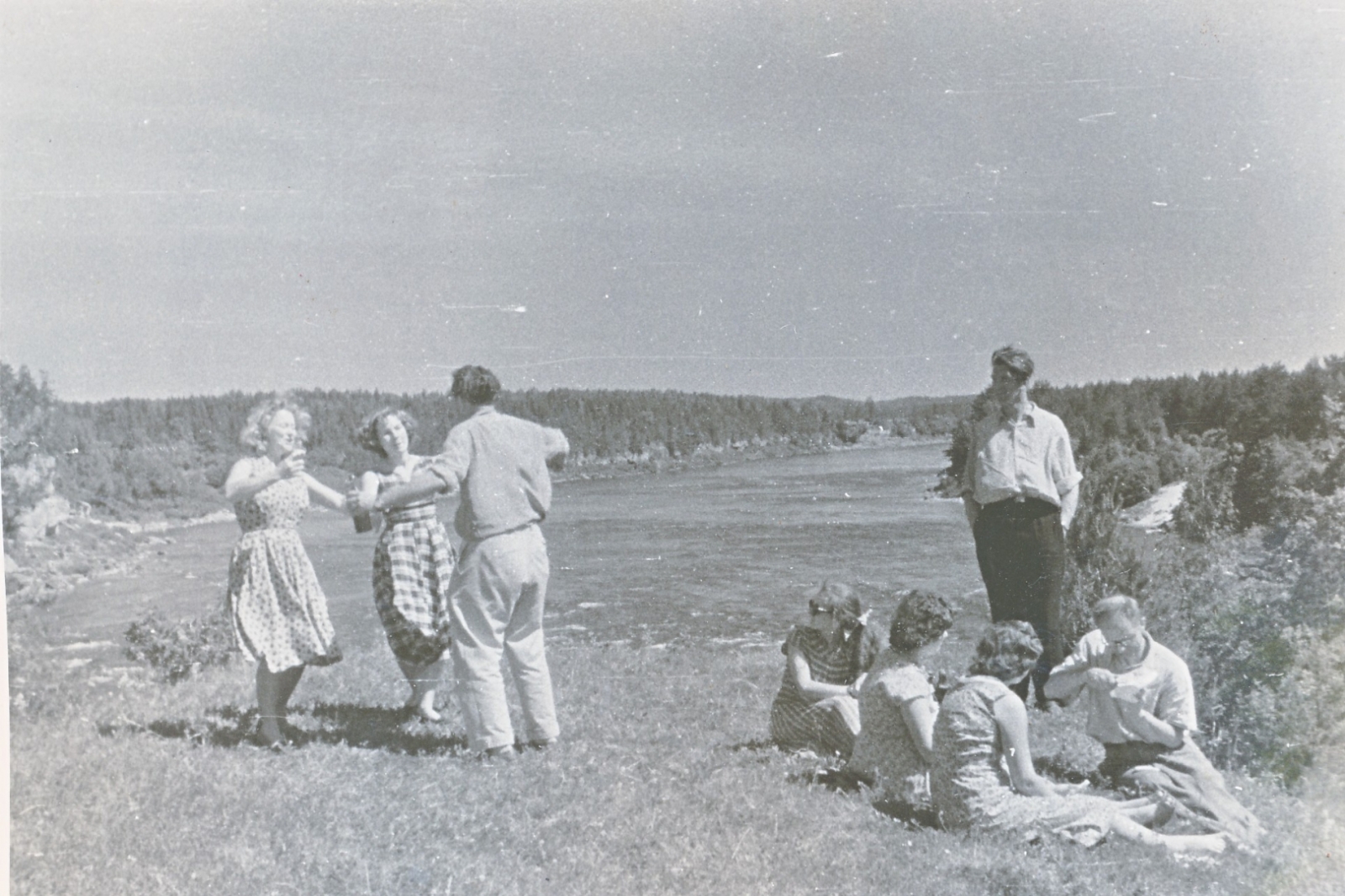 Jāņu svinētāji pilskalnā (melnbalts foto)