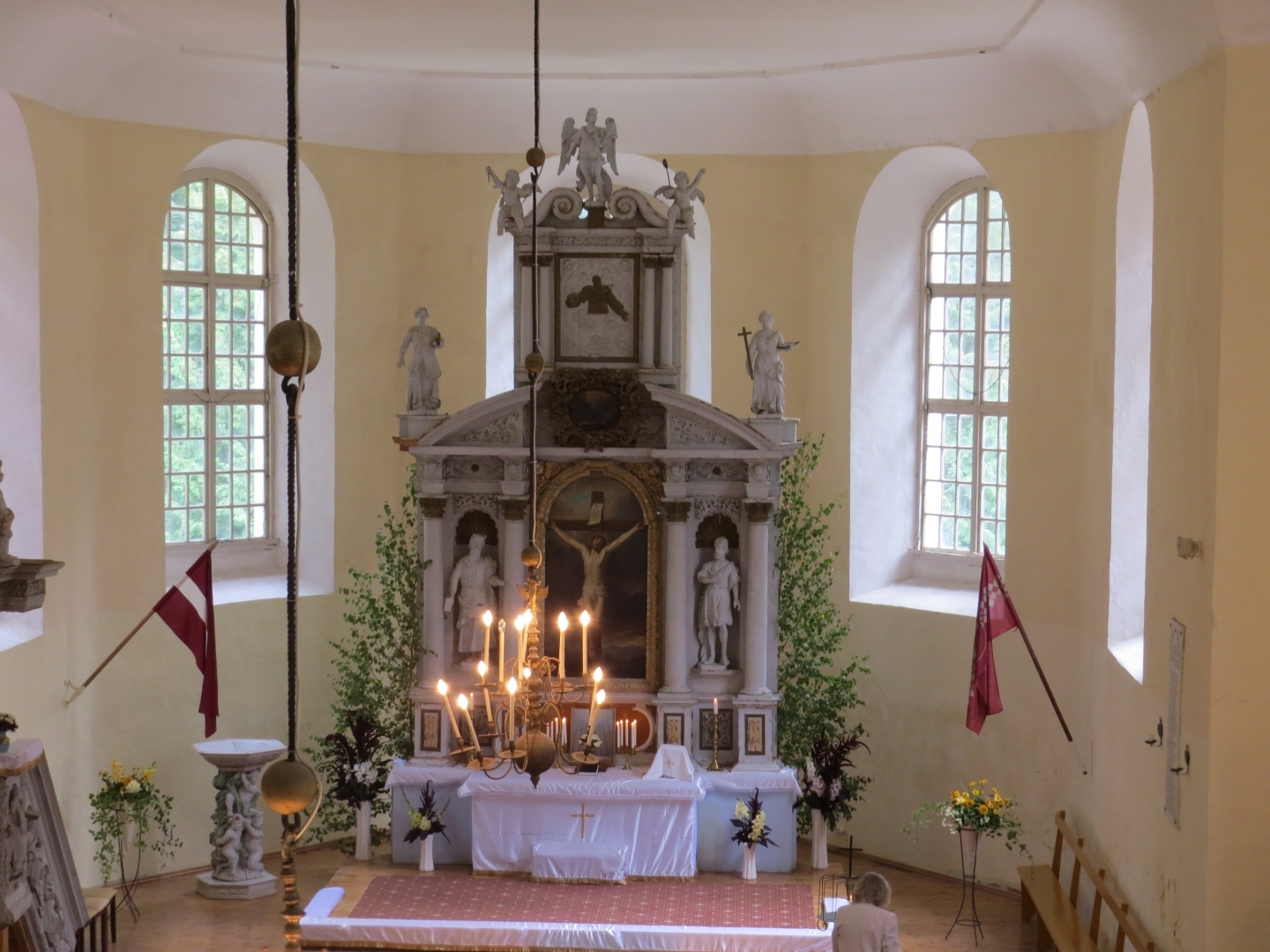 Augstkalnes-Mežmuižas baznīcas iekšskats ar altāri