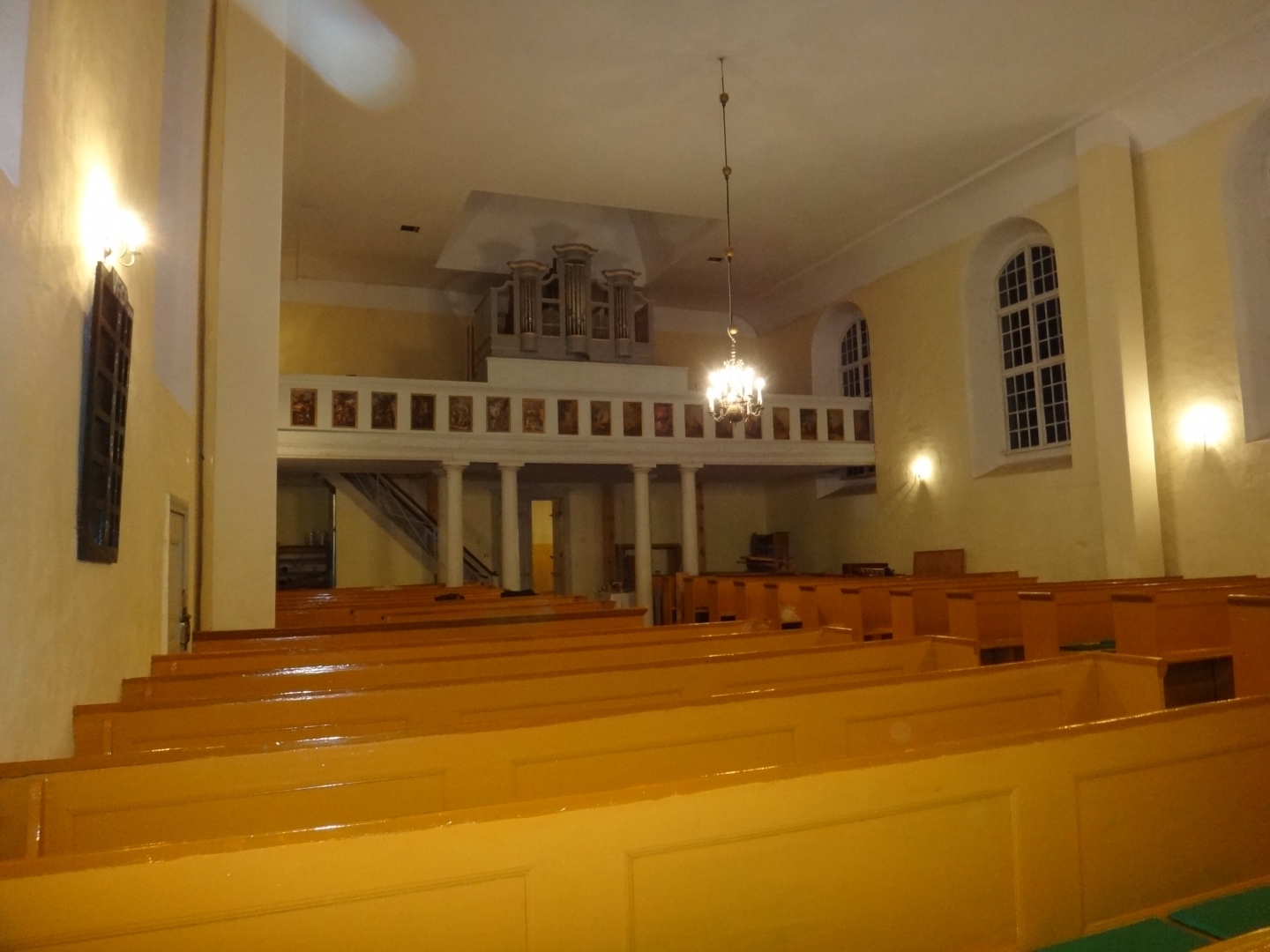 Augstkalnes-Mežmuižas baznīcas iekšskats ar ērģelēm un baznīcas soliem