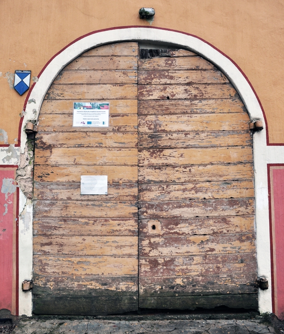 Augstkalnes-Mežmuižas baznīcas koka durvis pirms restaurācijas