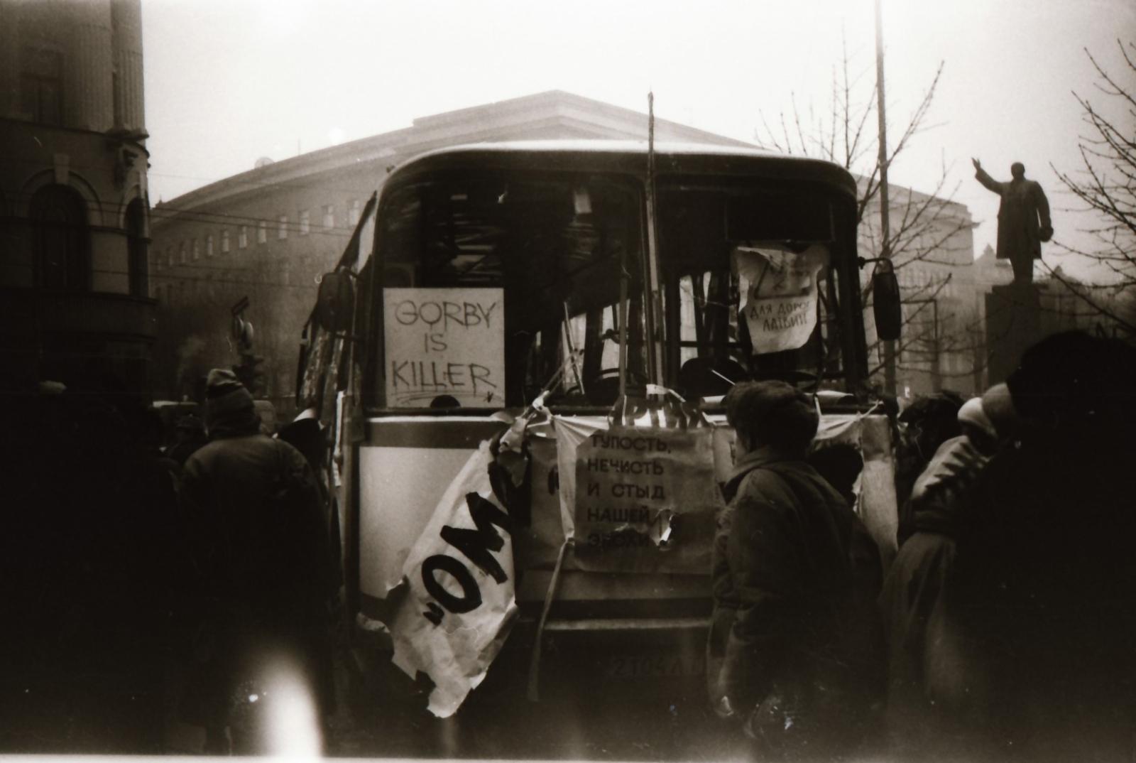 Autobuss ar plakātiem barikāžu laikā
