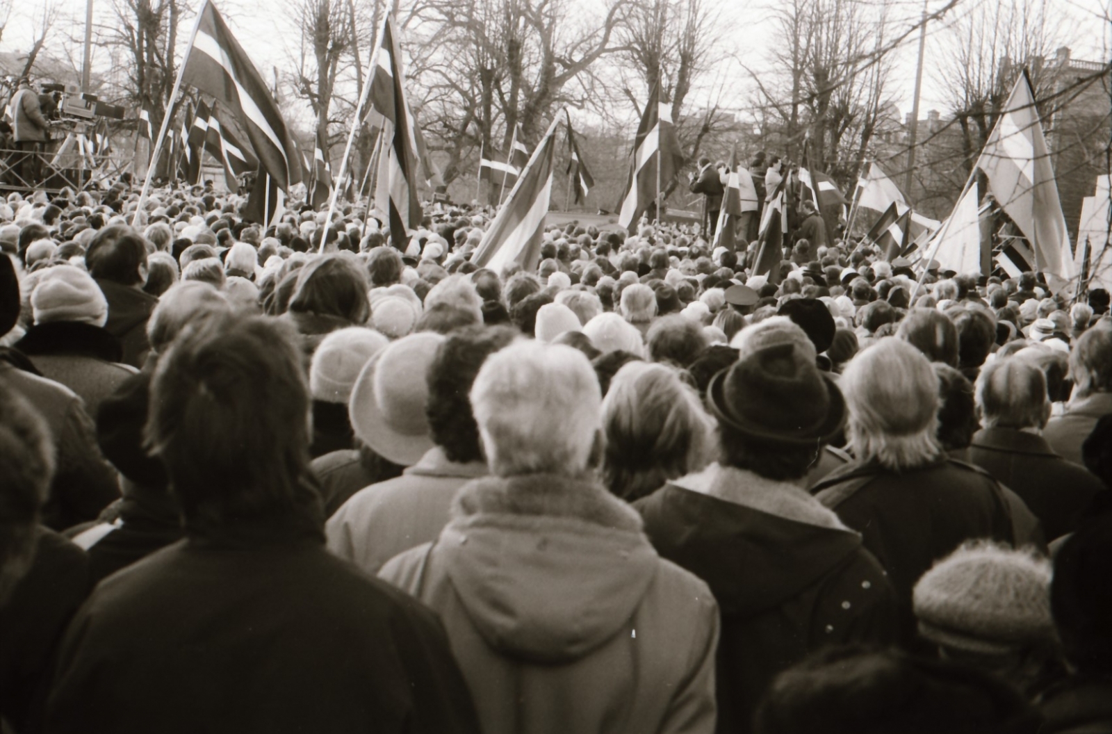 Cilvēku masas ar karogiem barikāžu laikā