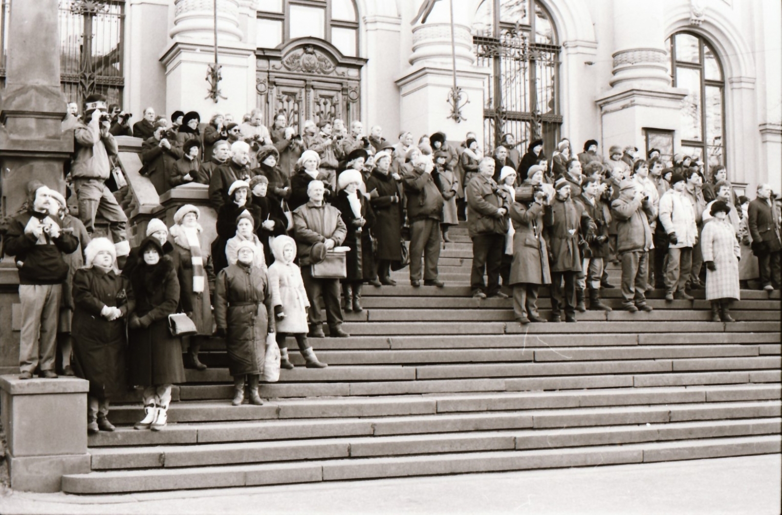 Cilvēki uz Mākslas muzeja kāpnēm barikāžu laikā