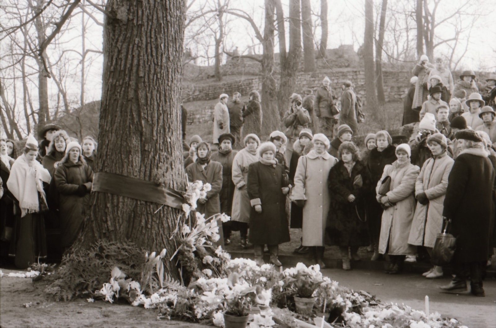 Cilvēki pie viena no barikāžu upura bojāejas vietām