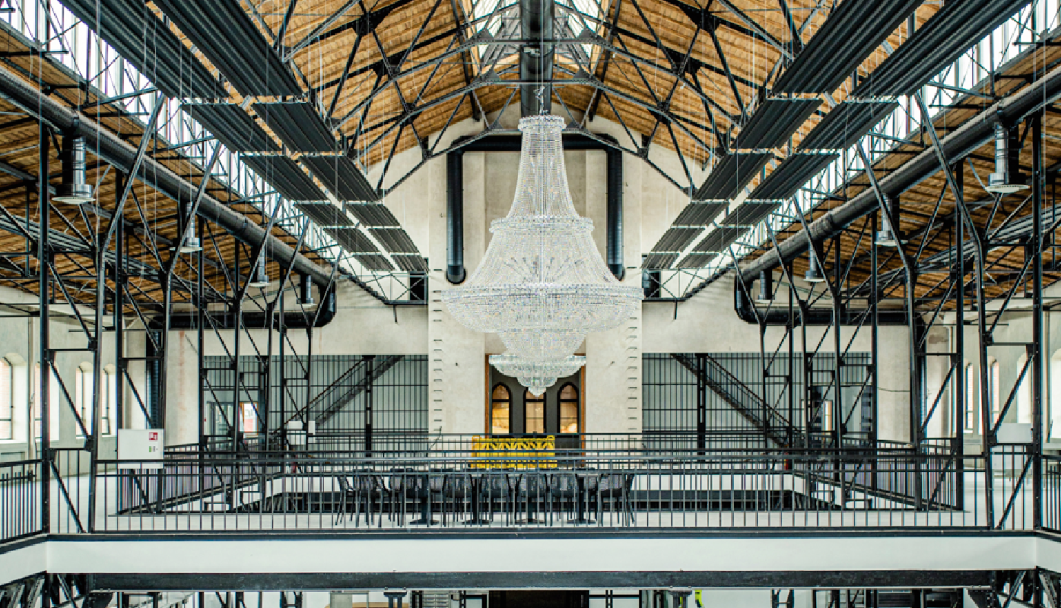 Gara telpa - tirgus paviljons. Augšpusē jumts, kas dalās vairākās daļās - centrā virsgaisma, uz sāniem koka apdare, viscaur redzamas metāla konstrukcijas. Centrā kristāla lustra