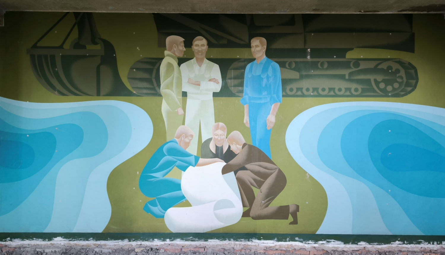 Zaļi zilos, gaiši spilgtos toņos veidota aina, kuras priekšplānā cilvēku grupa pēta papīra dokumentu, bet aiz viņiem stāv vēl trīs cilvēki. Aizmugurē redzama meliorācijas tehnika, bet sānos ūdens.