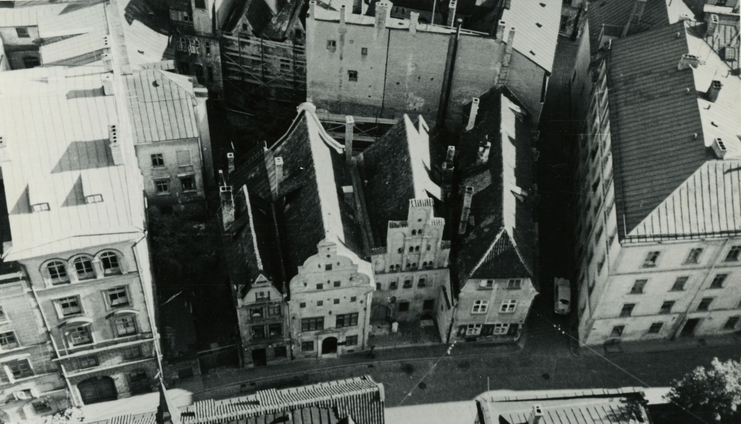 Skats no augšas uz ēku kompleksu "Trīs brāļi"