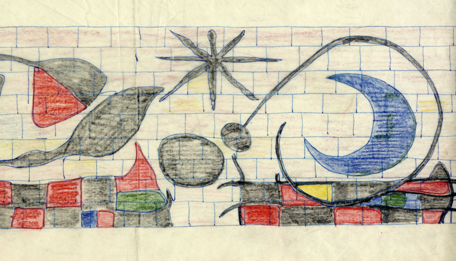 Krāsains, abstrakts zīmējums, kas atgādina sienas gleznojumu uz ķieģeļu fona. Zīmējumā dominē stilizētas, organiskas formas tumši pelēkā un melnā krāsā ar sarkanām, zilām, dzeltenām un zaļām detaļām. Redzami elementi, kas atgādina putnu, spirāli, zvaigzni, pusmēnesi un neregulārus laukumus. Viss ir ieturēts raupjā, bet rotaļīgā stilā, ar līnijām, kas izskatās uzzīmētas ar krītu vai krāsu zīmuli. Fons ir kvadrātveida režģis, kas imitē ķieģeļu sienu.