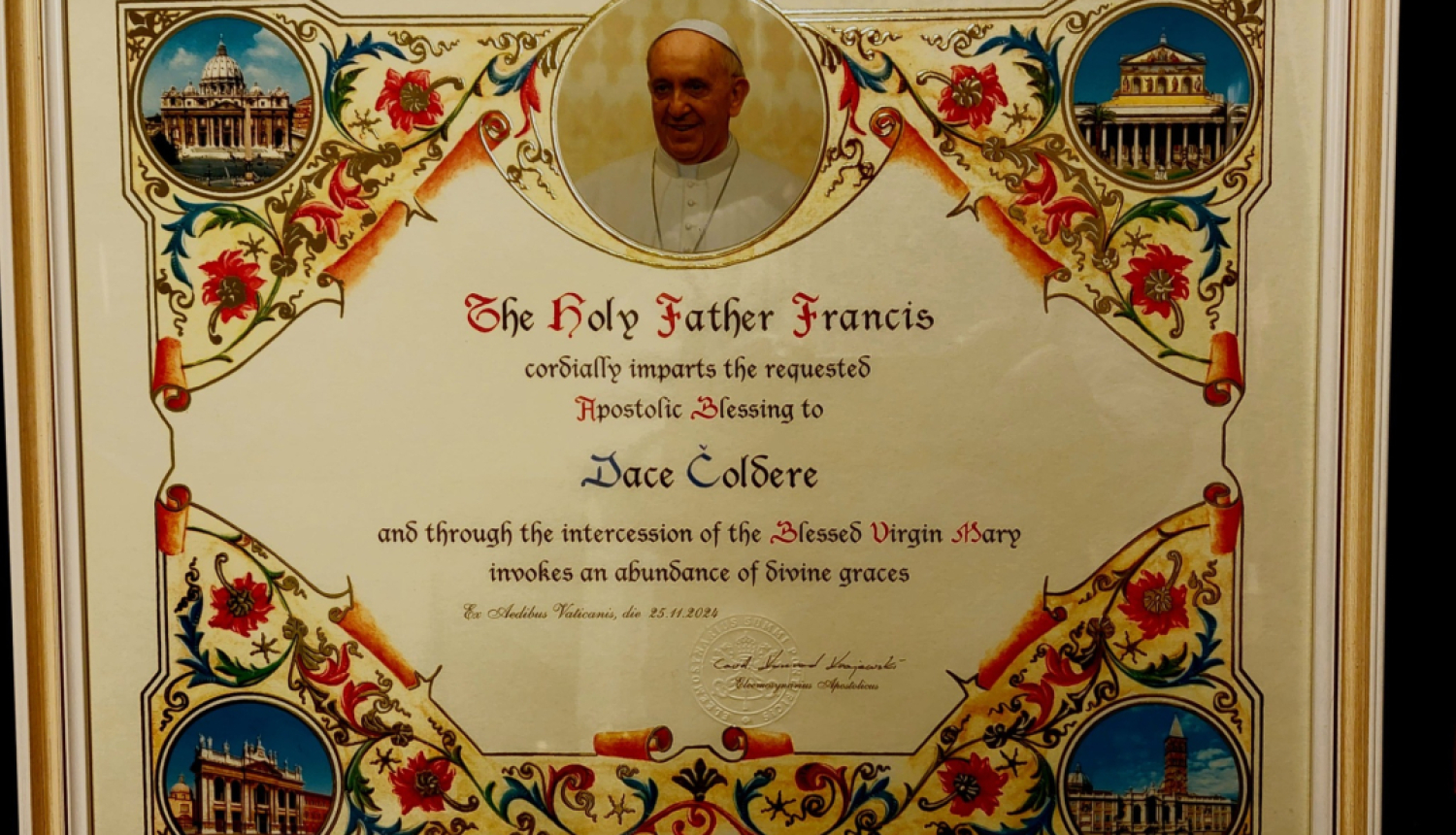 Attēlā redzams Pāvesta pateicības raksts