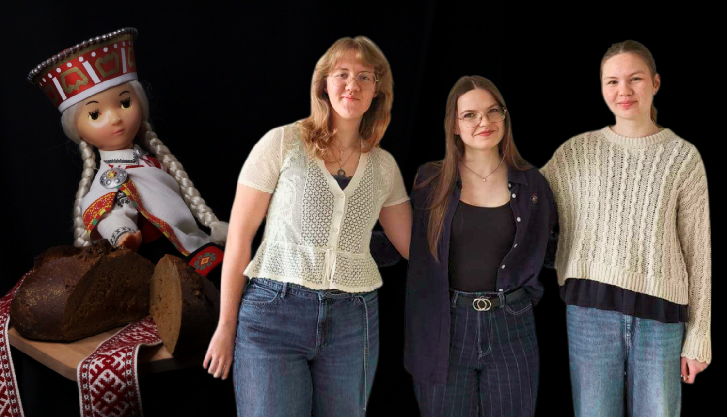 Uz tumša fona redzamas trīs smaidīgas vidusskolnieces. Viņām blakus kreisajā pusē ir latviešu tautumeitas lelle un rupjmaizes klaips.