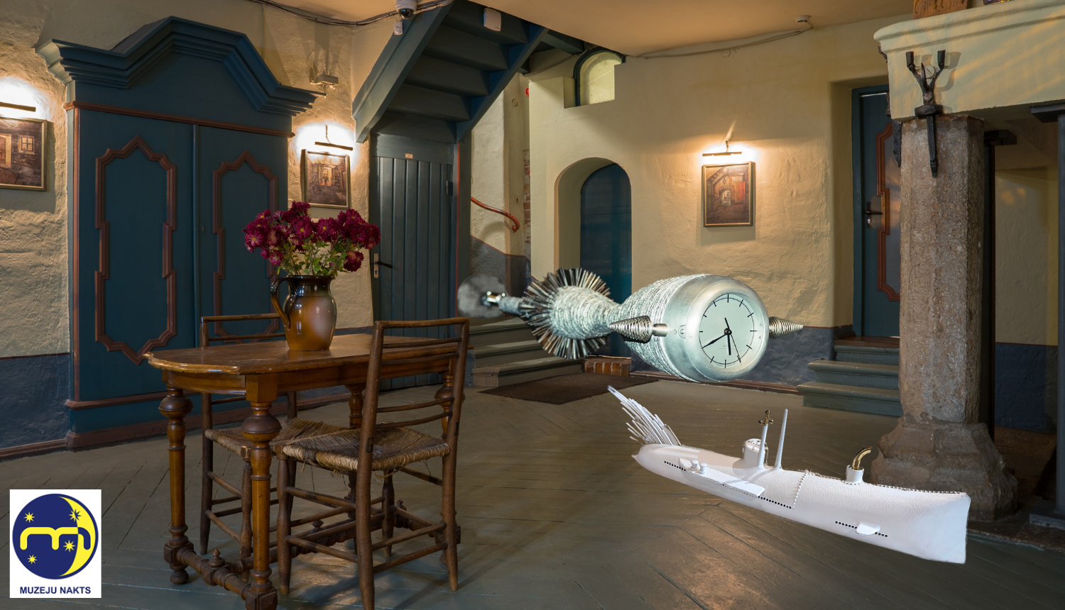 Digitāli manipulēts foto: vēsturiskas ēkas interjers ar mūsdienīgiem mākslas objektiem. Koka grīda, gaišas sienas, tumšas durvis. Kreisajā pusē zils skapis, koka galds ar krēsliem un puķu vāzi. Telpas centrā levitē sudrabaina zemūdene ar spārniem un cilindrisks objekts ar pulksteņa ciparnīcu.  Kreisajā apakšējā stūrī ir redzams logo ar uzrakstu "MUZEJU NAKTS". Kopumā attēls rada sirreālu un neparastu skatu, apvienojot vēsturisku vidi ar modernu mākslas interpretāciju.