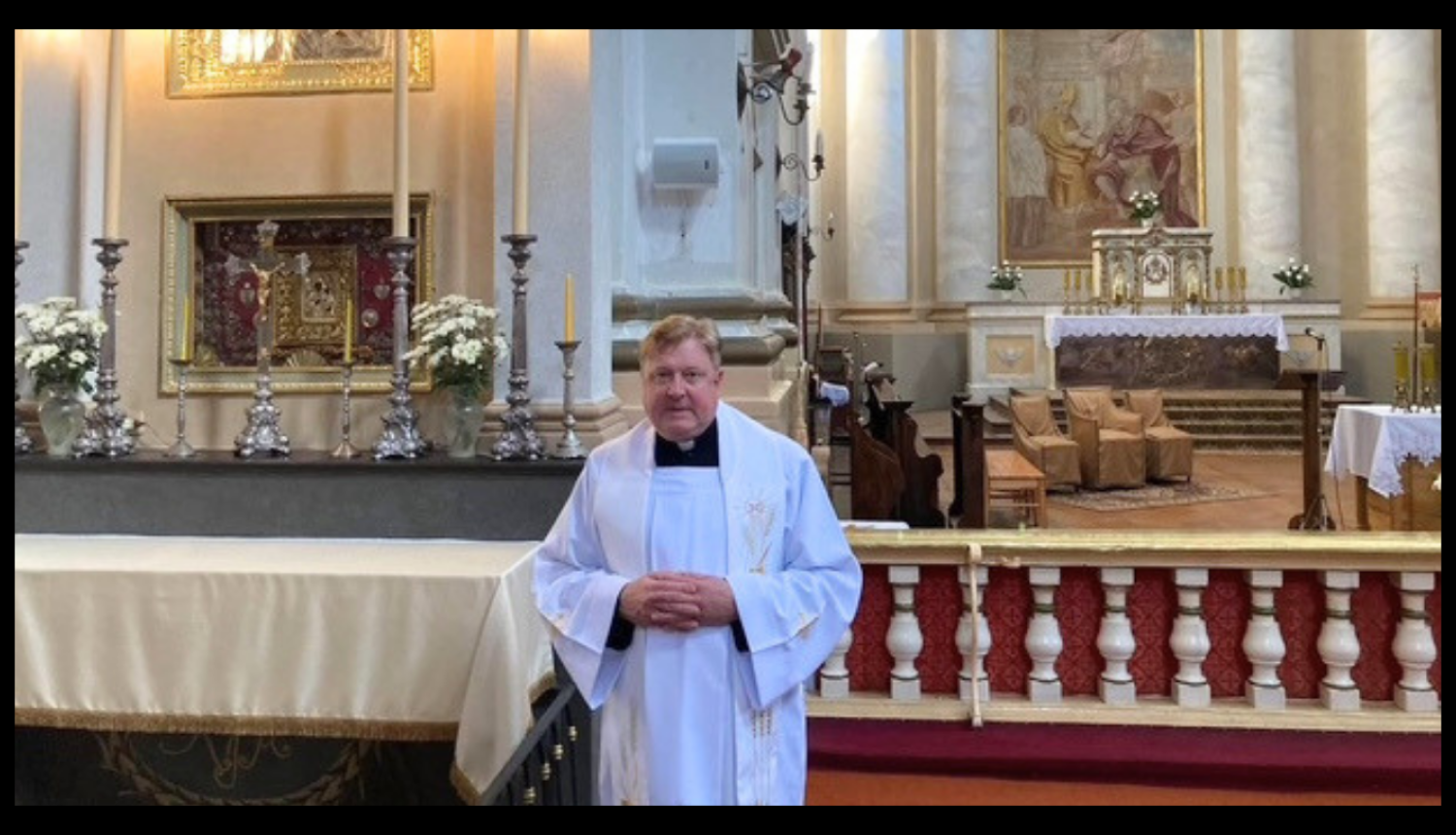 Priesteris baznīcā pie altāra. Krāsains foto ar melnu maliņu.