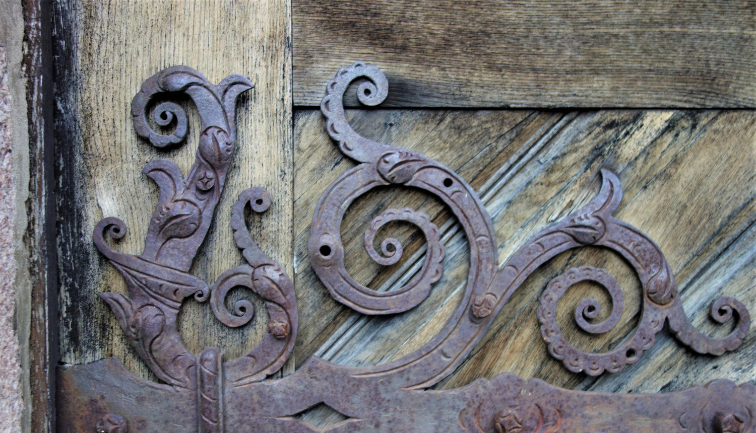 Koka durvis ar ažūru metāla apkalumu