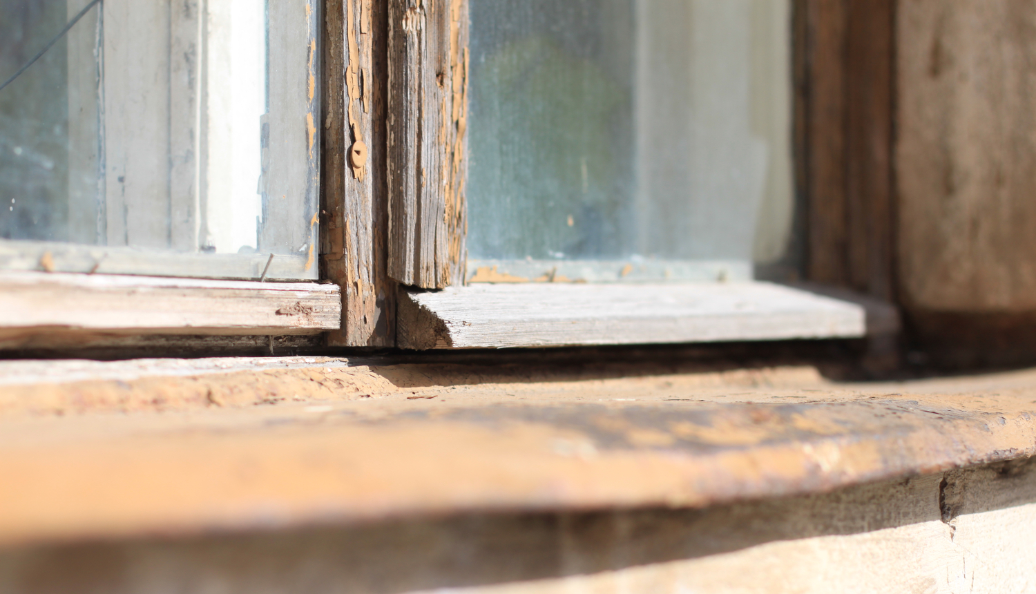 Veca koka loga apakšējā daļa ar palodzi