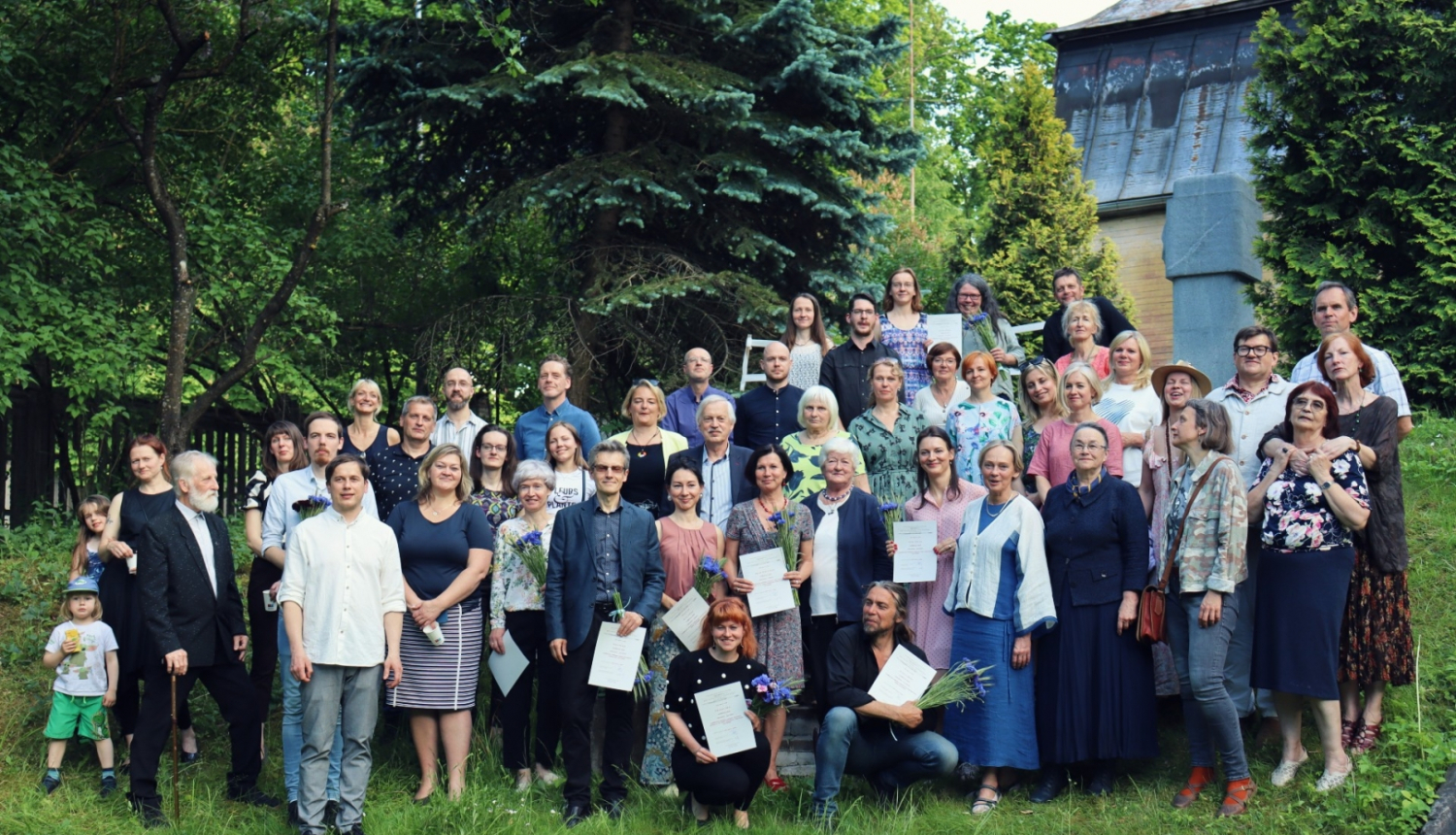 Attēlā: Apliecību saņēmēji, Latvijas Restauratoru biedrības biedri un Nacionālās kultūras mantojuma pārvaldes pārstāvji. Foto: L. L. Oše