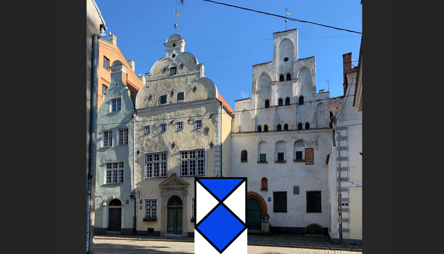 Attēlā redzams vēsturisko ēku ansamblis "Trīs brāļi" Vecrīgā, kur strādā Nacionālā kultūras mantojuma pārvalde. Fotogrāfijai centrā apakšā ir pa virsu uzlikta Hāgas konvencijā apstiprinātā zilā vairoga zīme, kas sasaucas ar raksta tēmu. "Trīs brāļiem" ar zilā vairoga zīmi ir īpaša saistība, jo vietai piešķirta prestižā "Eiropas mantojuma zīme" par kultūras mantojuma aizsardzības darbu, saglabājot Latvijas un Eiropas kultūras mantojumu Padomju okupācijas un cita politiskā spiediena apstākļos.