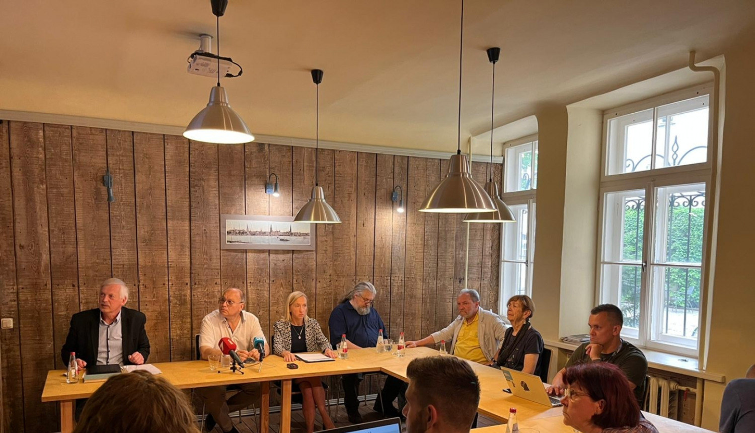 Preses konference par okupācijas pieminekļiem