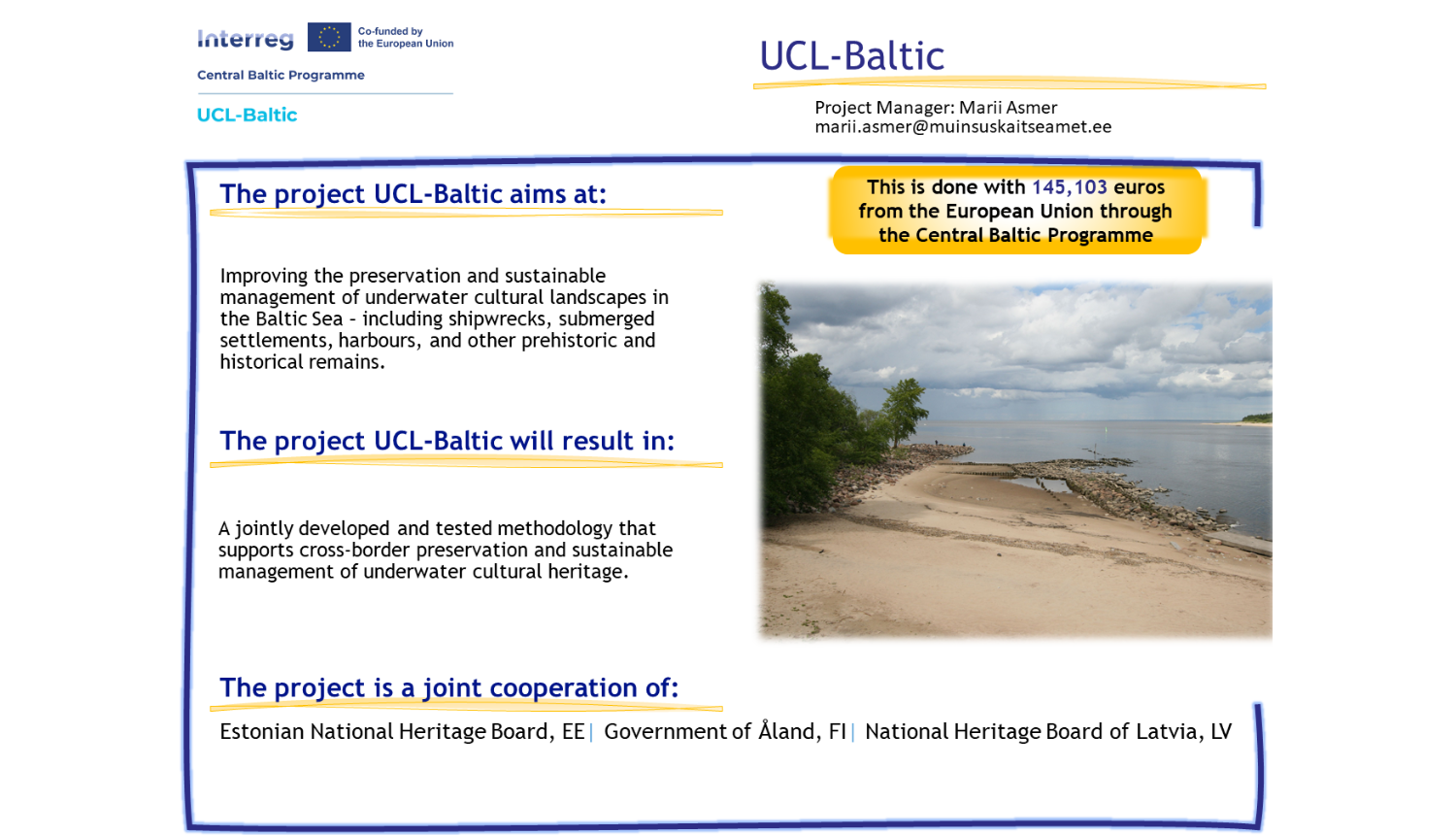 Attēlā redzams programmas plakāts angļu valodā. Zils fons ar balta un zila Interreg Central Baltic programmas logotipa attēlu, zem tā zils teksts "UCL-Baltic". Fonā redzama pludmales ainava ar smiltīm, akmeņiem, koka vraku un jūras ūdeni, pa kreisi augoši koki, bet debesis ir duļķainas ar daļēji redzamiem mākoņiem.