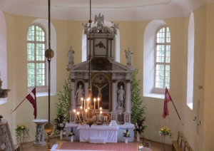 Augstkalnes-Mežmuižas baznīcas iekšskats ar altāri