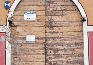 Augstkalnes-Mežmuižas baznīcas koka durvis pirms restaurācijas